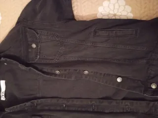 Chaqueta vaquera negra desgastada mujer