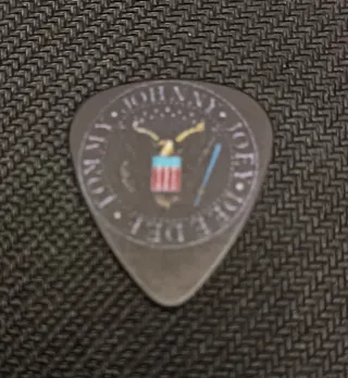 Lote Ramones: 4 Fotos Live + 1 Postal + Púa.