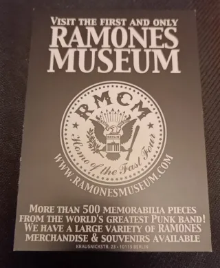 Lote Ramones: 4 Fotos Live + 1 Postal + Púa.