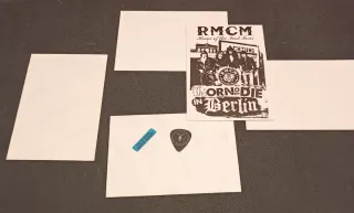 Lote Ramones: 4 Fotos Live + 1 Postal + Púa.