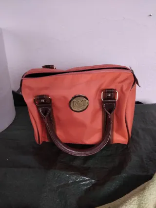 Bolso Michael Kors pequeño color salmón y marrón