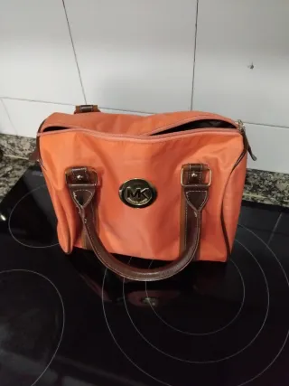 Bolso Michael Kors pequeño color salmón y marrón