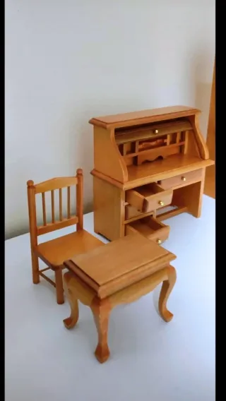 Muebles Casa Muñecas: Sillas y Escritorio