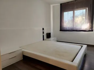 Cama canapé con mesitas de noche