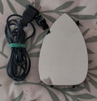 Antigua plancha eléctrica de viaje