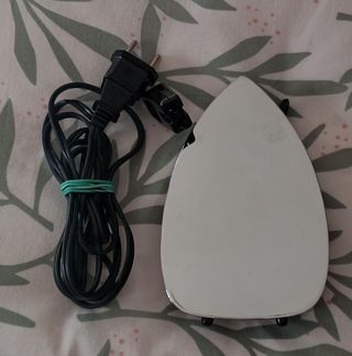 Antigua plancha eléctrica de viaje