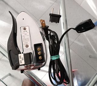 Antigua plancha eléctrica de viaje