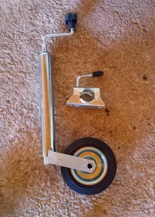 Rueda jockey y abrazadera para remolque