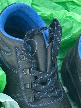 Zapatos de trabajo negros y azules