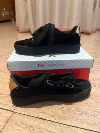 Zapatillas Negras con toque dorado