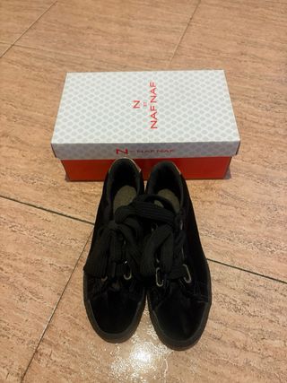 Zapatillas Negras con toque dorado