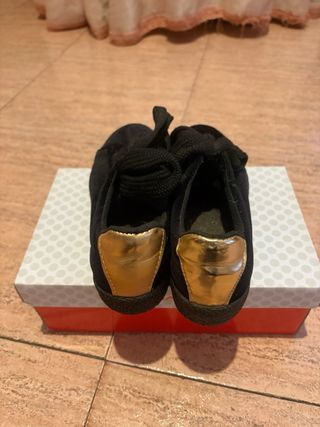 Zapatillas Negras con toque dorado