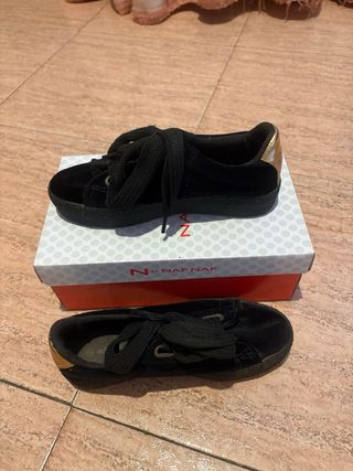 Zapatillas Negras con toque dorado