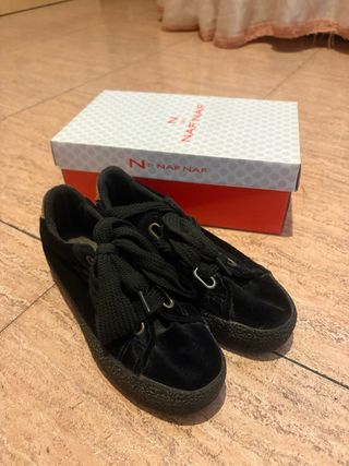 Zapatillas Negras con toque dorado