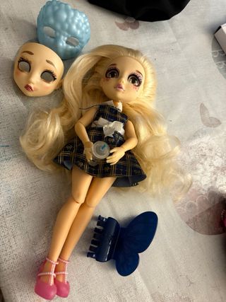 Muñeca articulada con mascarillas