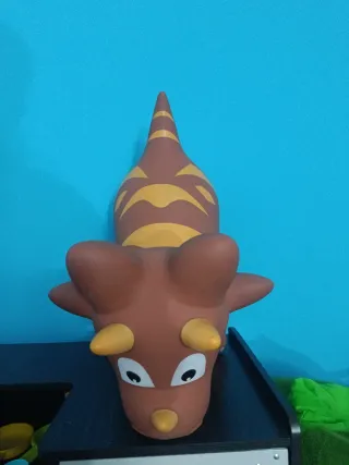 Dinosaurio Saltador Marrón