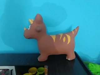 Dinosaurio Saltador Marrón