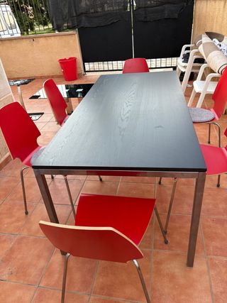 Mesa Ikea Negra y 6 Sillas Rojas