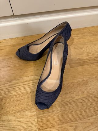 Tacones Piel Azul Marino Texturizado. Talla 38