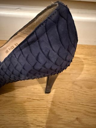 Tacones Piel Azul Marino Texturizado. Talla 38