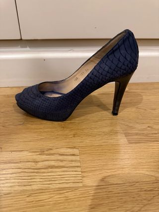 Tacones Piel Azul Marino Texturizado. Talla 38