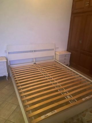 Cama de madera blanca