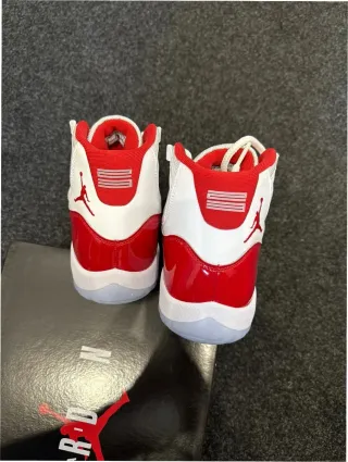 Jordan 11 Retro Cherry Rojo Blanco Talla 41