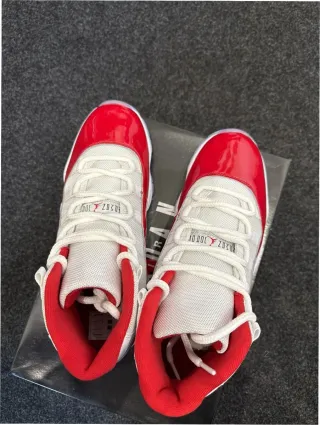 Jordan 11 Retro Cherry Rojo Blanco Talla 41