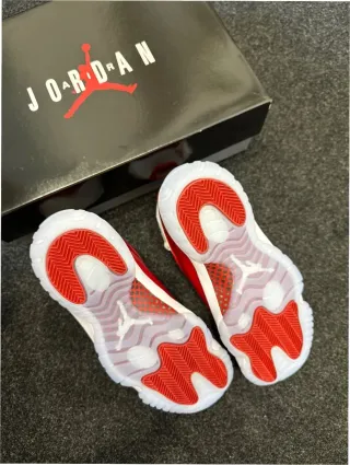 Jordan 11 Retro Cherry Rojo Blanco Talla 41