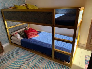 Cama alta infantil dorada