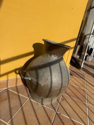 Olla de cobre antigua con asas