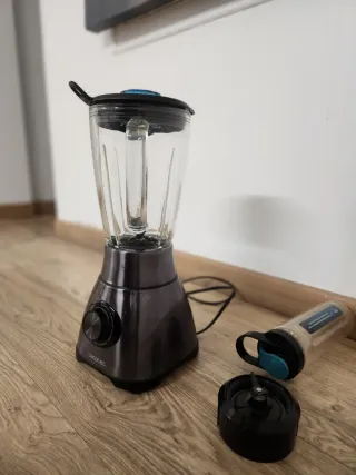 Batidora Cecotec con vaso y accesorios
