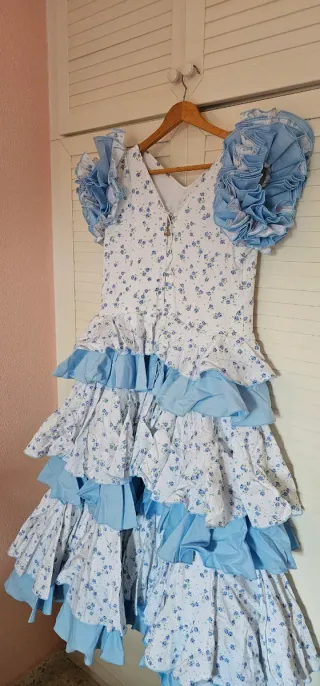 Traje de flamenca flores blanco y azul.