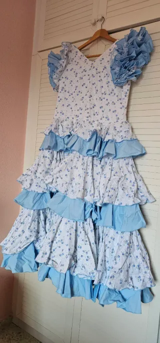 Traje de flamenca flores blanco y azul.