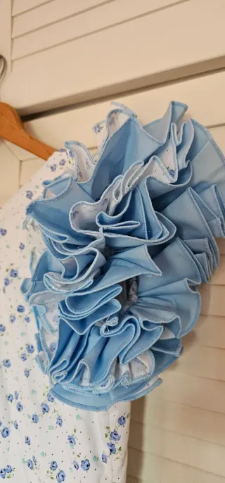 Traje de flamenca flores blanco y azul.