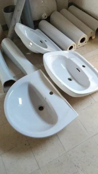 Lavabos Roca con pie de cerámica