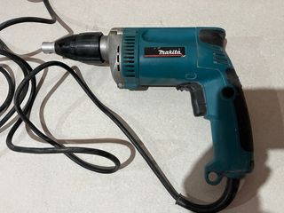 Atornillador Makita 6824N