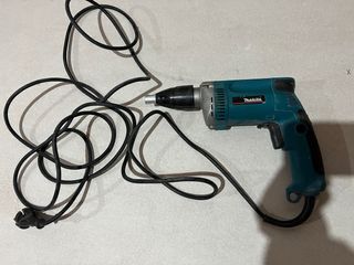 Atornillador Makita 6824N