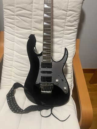 Guitarra Ibanez Puente Flotante Negra con funda.