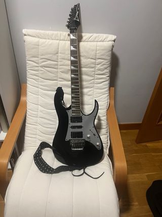 Guitarra Ibanez Puente Flotante Negra con funda.