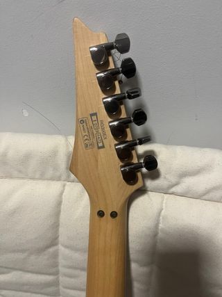 Guitarra Ibanez Puente Flotante Negra con funda.