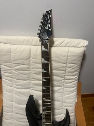 Guitarra Ibanez Puente Flotante Negra con funda.