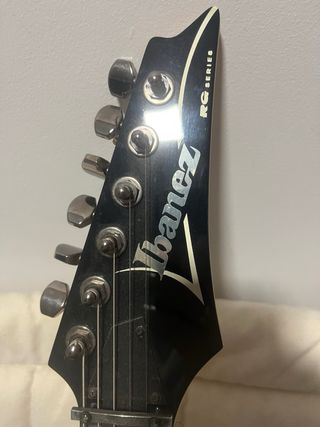Guitarra Ibanez Puente Flotante Negra con funda.