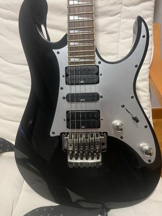 Guitarra Ibanez Puente Flotante Negra con funda.