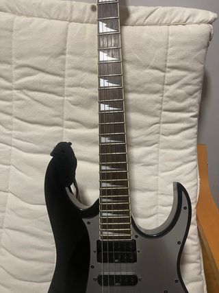 Guitarra Ibanez Puente Flotante Negra con funda.