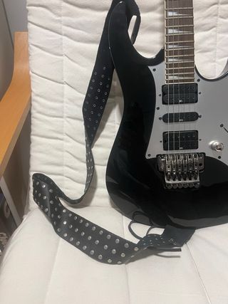 Guitarra Ibanez Puente Flotante Negra con funda.