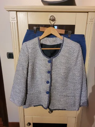 Traje chaqueta y falda azul y gris