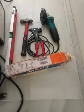 Herramientas: Nivel, Martillo, Remachadora, Amolad