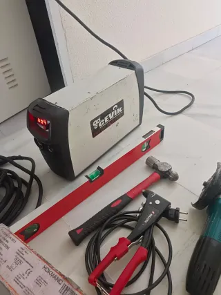 Herramientas: Nivel, Martillo, Remachadora, Amolad