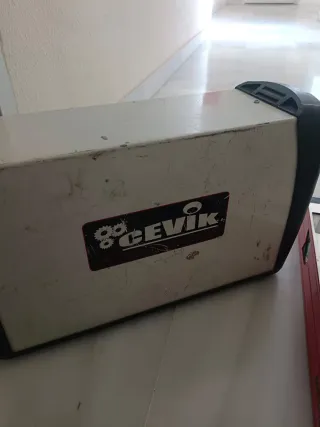 Herramientas: Nivel, Martillo, Remachadora, Amolad